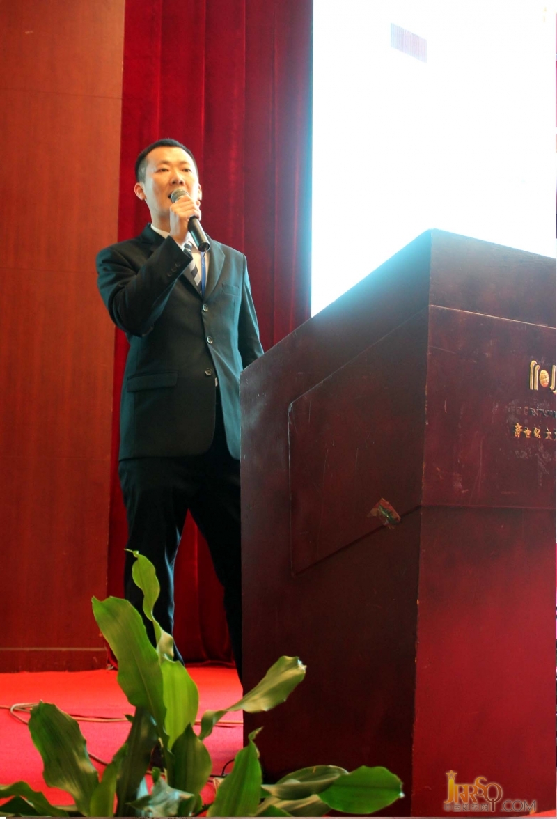 吴志愿副总在作公司新研发项目《智能坐便器项目报告》。