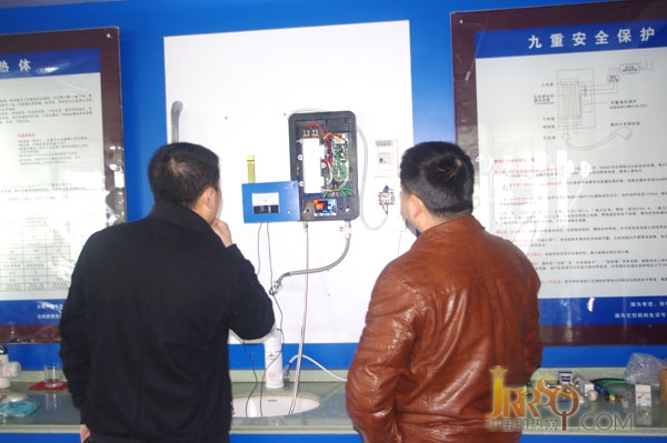 沈总（右）向中国即热网张总（左）介绍即热式电热水器产品