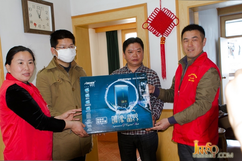 江都经销商王永兵“爱心行动”免费为尿毒症患者陈阳送去高档恒温瑞琦仕热水器一台